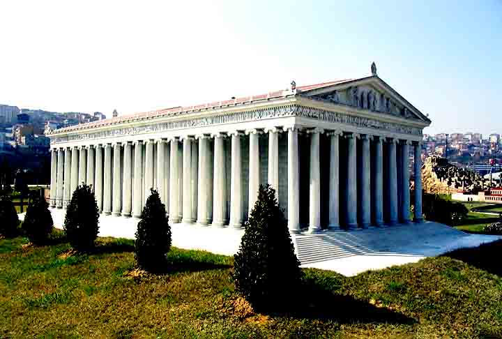 O templo de Ártemis ficava localizado perto da cidade antiga de Éfeso, aproximadamente 75 quilômetros ao sul da cidade portuária moderna de İzmir, na Turquia. Atualmente, o local encontra-se na periferia da cidade moderna de Selçuk. O local sagrado (têmeno) em Éfeso era bem mais antigo do que a própria Ártemis.