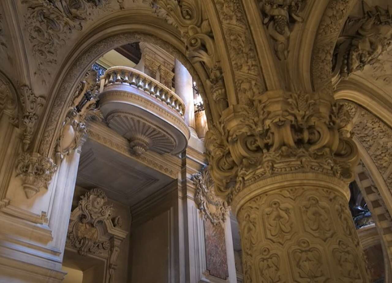 Opera Garnier (Paris, França) - Também conhecido como Palais Garnier, é uma das casas de ópera mais icônicas por sua arquitetura exuberante e história. O edifício em si é uma obra-prima do design.

