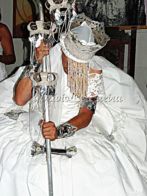 Oxalá é o pai, que espalha a fé pelo mundo. Representado como Oxaguiã (jovem) e Oxulafã (velho). Usa um oparoxó (cajado com adornos). Seu elemento é o ar. Recebe, entre outras oferendas, velas brancas, xinxim de galinha, peixes de água doce. 