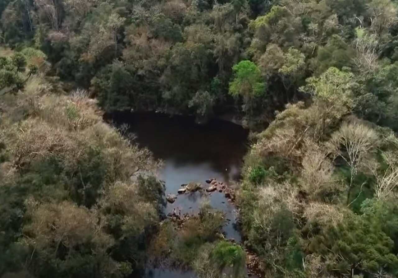 Localizada na região da Tríplice Fronteira, onde também se encontram Ciudad del Este, no Paraguai, e Puerto Iguazú, na Argentina, Foz do Iguaçu se destaca pela proximidade com o Parque Nacional do Iguaçu, um dos maiores atrativos turísticos da região.