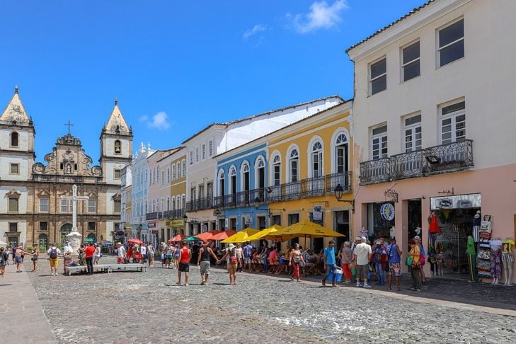 Pelourinho (séculos XVII-XVIII)
Centro histórico de Salvador, com casarões coloridos e igrejas barrocas. Representa a influência da colonização portuguesa e é um dos maiores conjuntos arquitetônicos coloniais preservados do Brasil. - wikimedia commons Paul R. Burley 