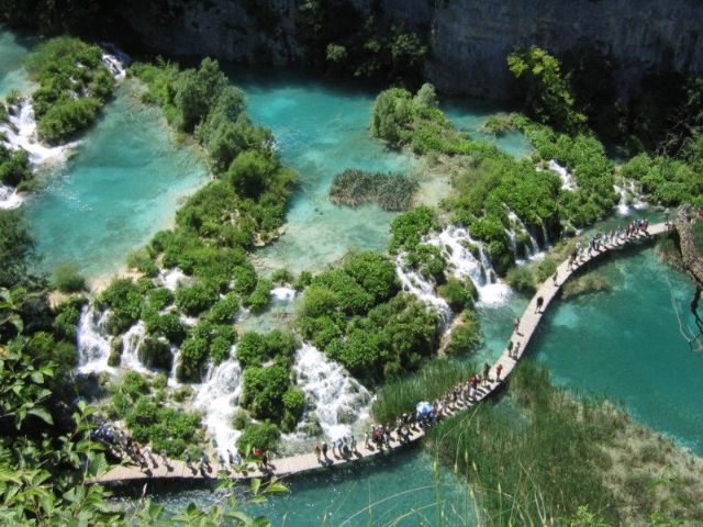 PARQUE NACIONAL DE PLITVICE – CROÁCIA - Criado em 1949, é o parque mais antigo da Croácia e famoso por seus 16 lagos cristalinos conectados por cachoeiras. Patrimônio da UNESCO desde 1979, abriga biodiversidade rica e trilhas para explorar suas paisagens exuberantes.