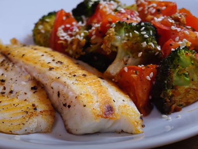 Esse peixe costuma combinar muito bem com limão e também conta com ômega 3, que traz diversos benefícios para a saúde.