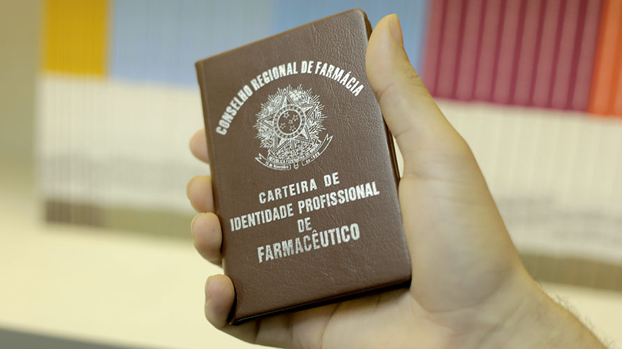 A primeira providência do cliente é se certificar de que o farmacêutico tem registro no Conselho Regional de Farmácia. Ele tem que fornecer seu número profissional. 