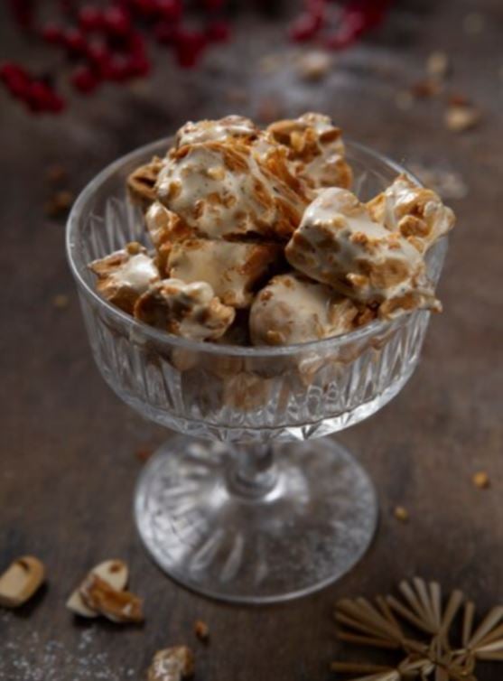 Sorvete de Amendoim- Ótima opção para dias de calor, é uma deliciosa sobremesa. Ideal para preparo caseiro, possui aproximadamente 92 calorias a cada 27 gramas.