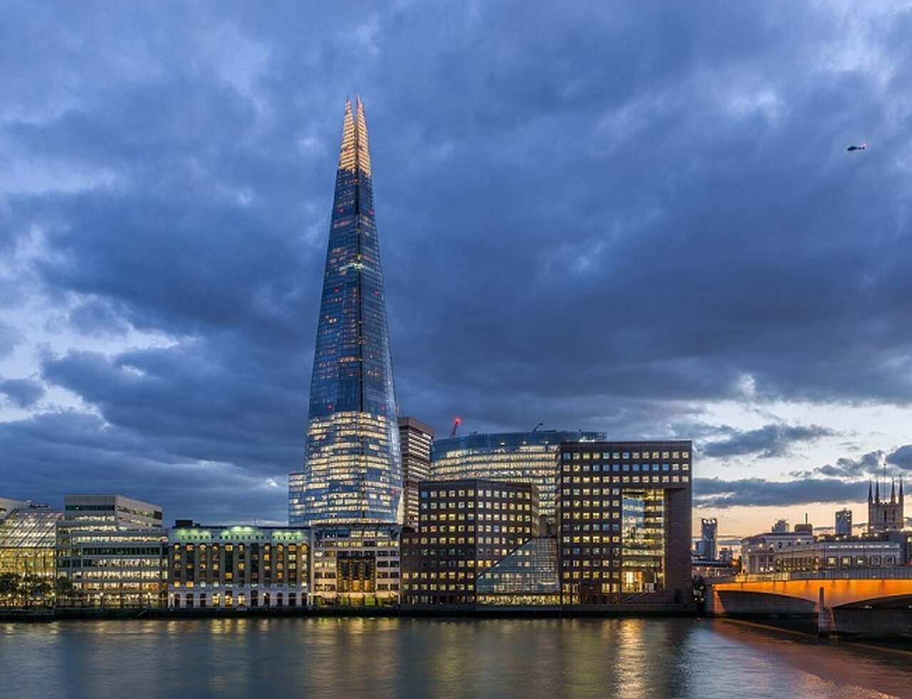 The Shard - Descrição: Concluído em 2012, The Shard é o edifício mais alto do Reino Unido, com 310 metros de altura. Ele oferece vistas deslumbrantes de Londres de seu mirante nos andares superiores - Localização: Southwark - Referências Históricas: Projetado por Renzo Piano, o edifício é um símbolo da Londres moderna e de sua arquitetura arrojada