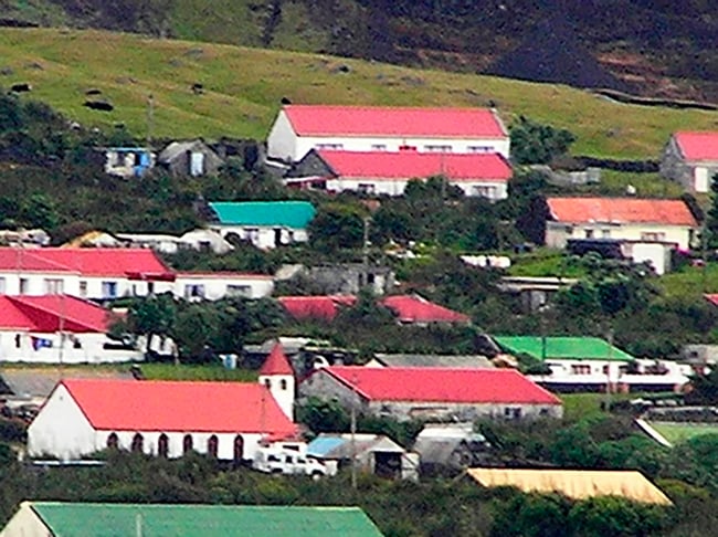 Localidade habitada mais isolada do mundo: Edimburgo dos Sete Mares, vila na Ilha Tristão da Cunha, distante 2.173 km da localidade mais próxima, a Ilha de Santa Helena. 
