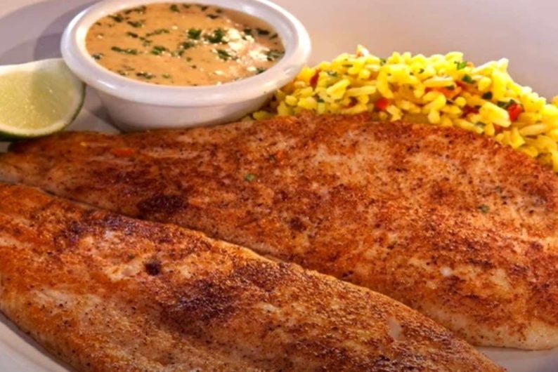 A tilápia assada também é uma boa opção para quem busca uma alternativa mais leve, enquanto o lombo de porco, com seu sabor marcante, é uma escolha econômica e deliciosa.