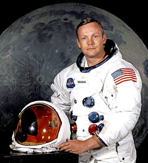 Neil Armstrong - Nascido em 05/08/1930. Armstrong entrou para a história como o primeiro homem a pisar na Lua. Formado pela Universidade de Purdue/Universidade do Sul da Califórnia, ele desceu na Lua em 21/7/1969. Morreu em 25/8/2012, aos 82 anos. 
