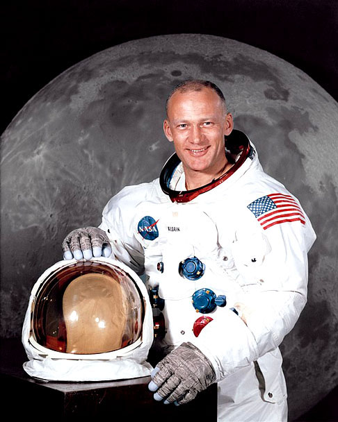 20 de Julho é a data que marca a chegada do homem à Lua (em 1969). Dos três astronautas da Apollo 11, apenas um está vivo. Nascido em 20/01/1930, Buzz Aldrin fez 95 anos e é tão popular no imaginário coletivo que inspirou um personagem da animação. 
