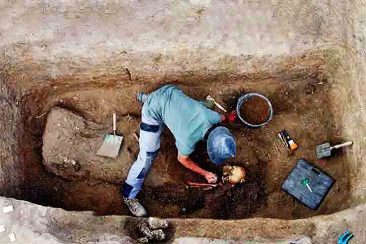 O cemitério, localizado abaixo de um hospital do século 18, chama a atenção por características atípicas, como a posição dos túmulos, a presença de tinta nos caixões de madeira e a ausência de vestígios de cremação.