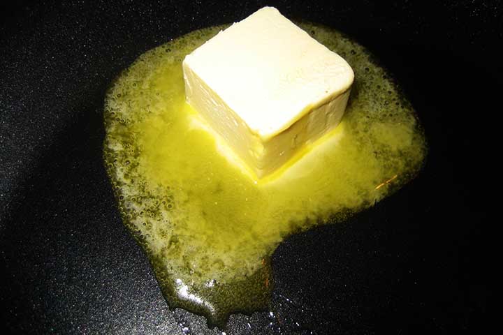 Atualmente, a margarina é produzida a partir de uma grande variedade de óleos vegetais. Isso acontece seja por hidrogenação ou por interesterificação, geralmente misturadas com sal, água e emulsionantes.