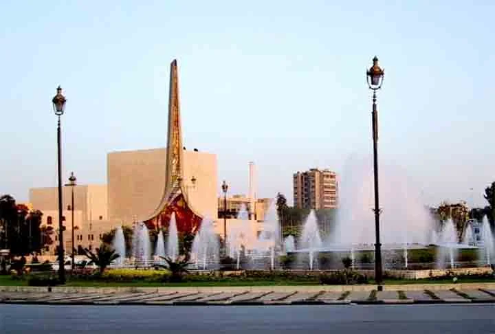 Ao longo dos anos, a Praça Omíada também se tornou um local simbólico de celebrações, manifestações e eventos culturais em Damasco. 