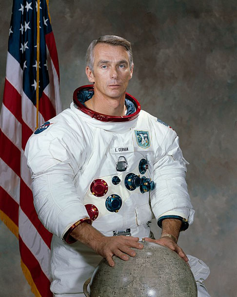 Eugene Cernan - Nascido em 14/3/1934.  Formado pela Universidade de Purdue/Escola de Pós-Graduação Naval. Pisou na Lua em 11/12/1972. Morreu em 16/1/2017, aos 82 anos. 