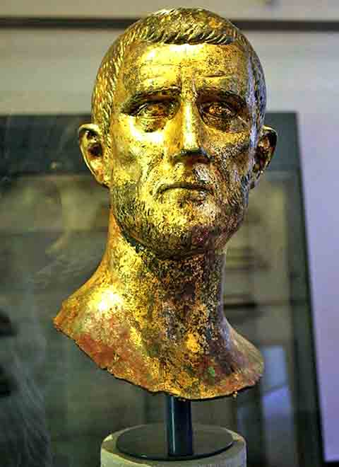 Fundada na antiguidade, Orléans foi originalmente um importante assentamento gaulês chamado Cenabum, antes de se tornar uma cidade romana chamada Aurelianum, em homenagem ao imperador romano Aureliano.