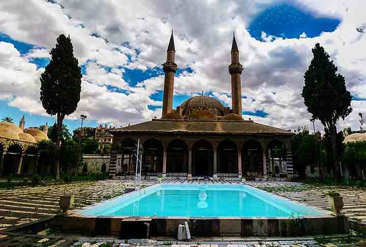 Além disso, a cidade enfrentou invasões dos mongóis e cruzados, mas conseguiu preservar seu papel como centro estratégico.