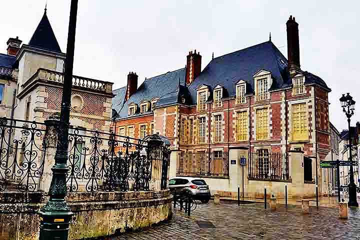 A cidade possui um centro histórico encantador, com ruas estreitas e edifícios medievais bem preservados.