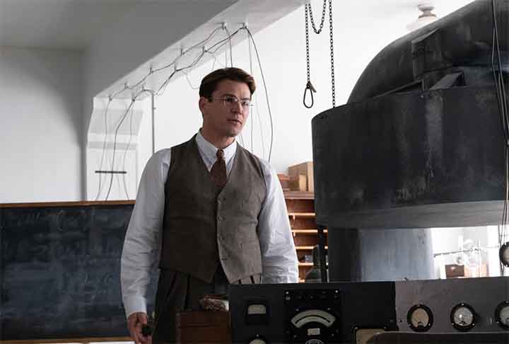 Um ano antes, ele integrou o elenco do premiado “Oppenheimer”, de Christopher Nolan. Na trama, Hartnett interpretou o cientista Ernest Lawrence, prêmio Nobel de Física de 1939. O ator também apareceu na última temporada de “Black Mirror”, série britânica de ficção científica. 
