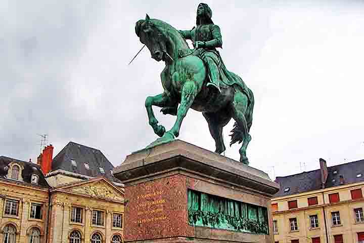Orléans também é conhecida por suas belas praças, como a Place du Martroi, que abriga uma estátua imponente de Joana d'Arc montada a cavalo. 