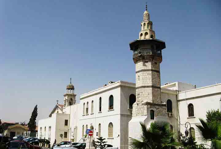 Damasco fica em um planalto situado a 690 metros acima do nível do mar e é limitada pela cordilheira Antilíbano a oeste e pelo deserto da Síria a leste. A cidade fica no oásis de Guta e a água que a abastece vem do rio Barada.