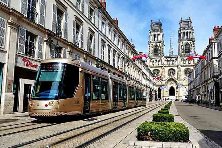 Orléans também ostenta uma excelente infraestrutura de transporte, bem conectada a Paris, que está situada a cerca de 120 km de distância.