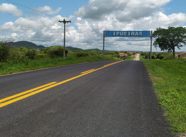 A CE-187 é uma rodovia estadual que liga municípios da região Norte e Sertão de Crateús  