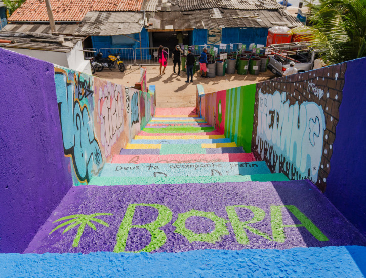 FORTALEZA, CEARÁ, BRASIL, 20-07-2025: Atividades do Festival Bora, na Barraca Foi Sol, na Praia da Leste Oeste, com realização de mutirão de grafite e treino ao ar livre. (Foto: Fernanda Barros/ O Povo)