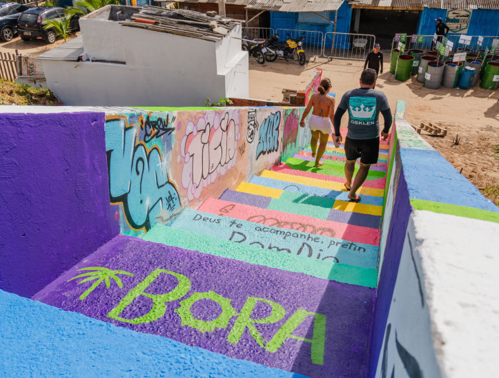 FORTALEZA, CEARÁ, BRASIL, 20-07-2025: Atividades do Festival Bora, na Barraca Foi Sol, na Praia da Leste Oeste, com realização de mutirão de grafite e treino ao ar livre. (Foto: Fernanda Barros/ O Povo)