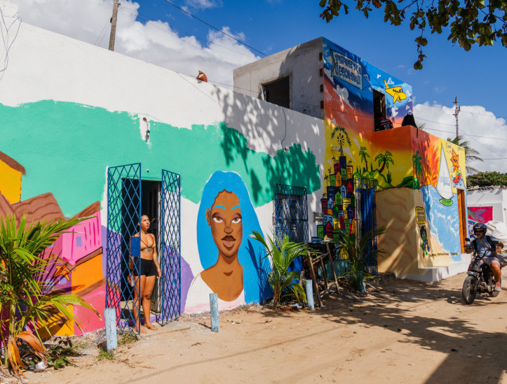 FORTALEZA, CEARÁ, BRASIL, 20-07-2025: Atividades do Festival Bora, na Barraca Foi Sol, na Praia da Leste Oeste, com realização de mutirão de grafite e treino ao ar livre. (Foto: Fernanda Barros/ O Povo)