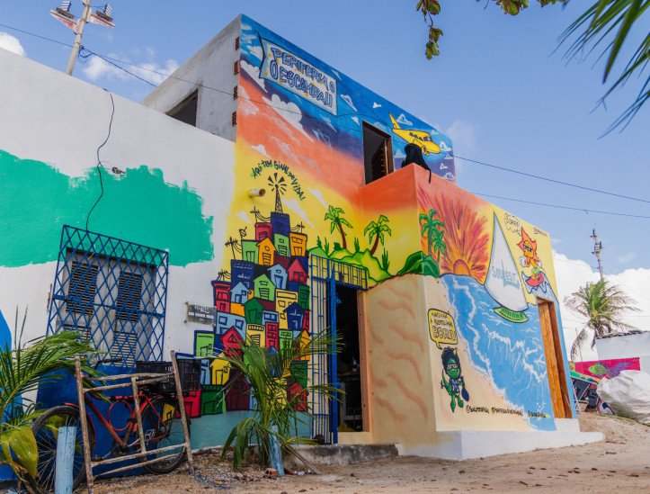 FORTALEZA, CEARÁ, BRASIL, 20-07-2025: Atividades do Festival Bora, na Barraca Foi Sol, na Praia da Leste Oeste, com realização de mutirão de grafite e treino ao ar livre. (Foto: Fernanda Barros/ O Povo)