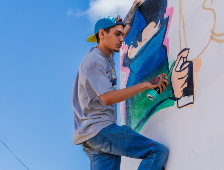 FORTALEZA, CEARÁ, BRASIL, 20-07-2025: Atividades do Festival Bora, na Barraca Foi Sol, na Praia da Leste Oeste, com realização de mutirão de grafite e treino ao ar livre. (Foto: Fernanda Barros/ O Povo)