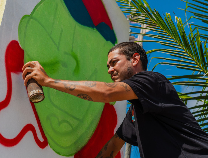 FORTALEZA, CEARÁ, BRASIL, 20-07-2025: Atividades do Festival Bora, na Barraca Foi Sol, na Praia da Leste Oeste, com realização de mutirão de grafite e treino ao ar livre. (Foto: Fernanda Barros/ O Povo)