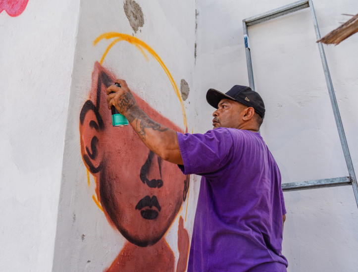 FORTALEZA, CEARÁ, BRASIL, 20-07-2025: Atividades do Festival Bora, na Barraca Foi Sol, na Praia da Leste Oeste, com realização de mutirão de grafite e treino ao ar livre. (Foto: Fernanda Barros/ O Povo)