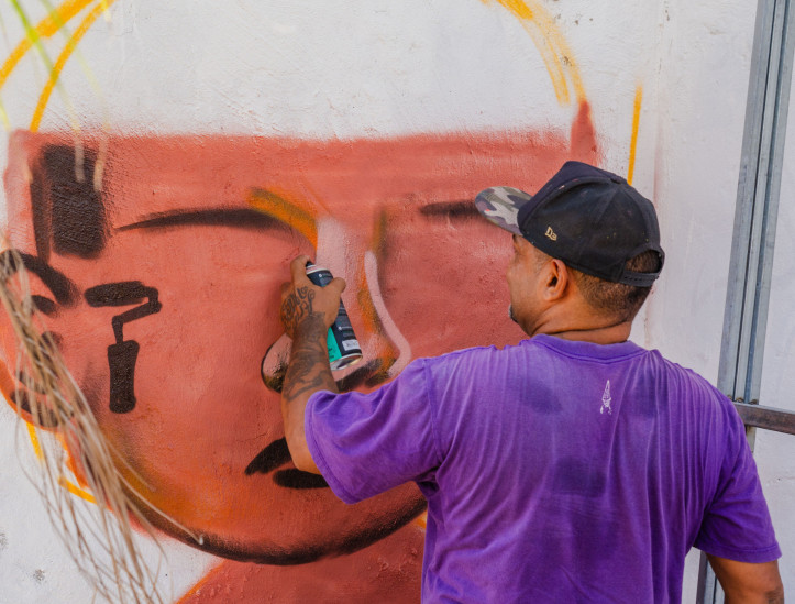 FORTALEZA, CEARÁ, BRASIL, 20-07-2025: Atividades do Festival Bora, na Barraca Foi Sol, na Praia da Leste Oeste, com realização de mutirão de grafite e treino ao ar livre. (Foto: Fernanda Barros/ O Povo)