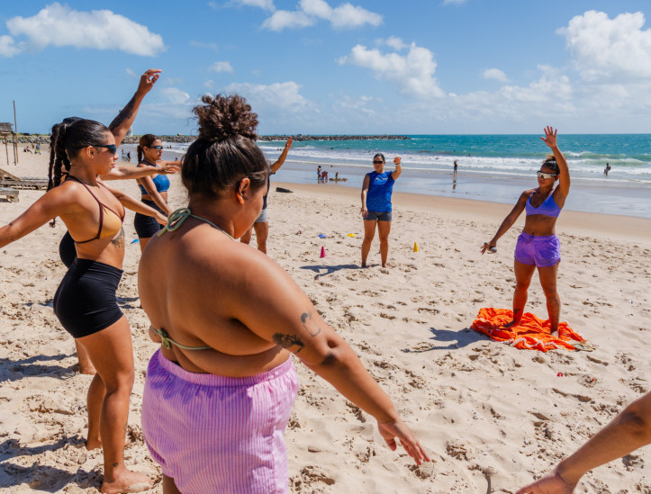 FORTALEZA, CEARÁ, BRASIL, 20-07-2025: Atividades do Festival Bora, na Barraca Foi Sol, na Praia da Leste Oeste, com realização de mutirão de grafite e treino ao ar livre. (Foto: Fernanda Barros/ O Povo)