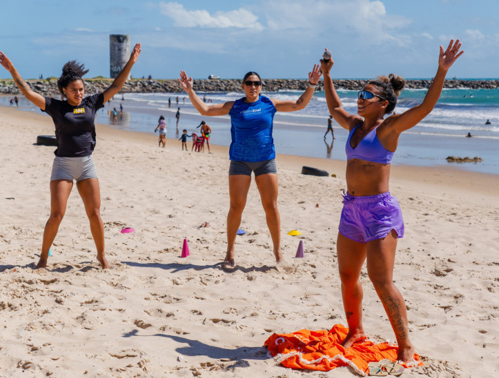 FORTALEZA, CEARÁ, BRASIL, 20-07-2025: Atividades do Festival Bora, na Barraca Foi Sol, na Praia da Leste Oeste, com realização de mutirão de grafite e treino ao ar livre. (Foto: Fernanda Barros/ O Povo)