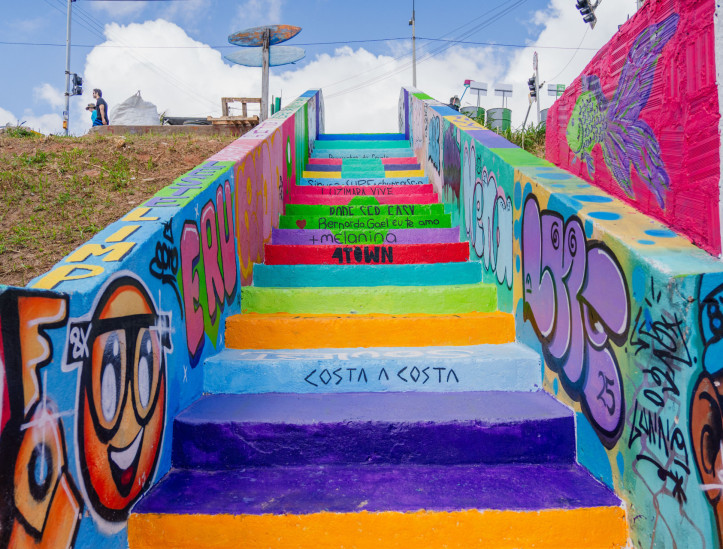 FORTALEZA, CEARÁ, BRASIL, 20-07-2025: Atividades do Festival Bora, na Barraca Foi Sol, na Praia da Leste Oeste, com realização de mutirão de grafite e treino ao ar livre. (Foto: Fernanda Barros/ O Povo)