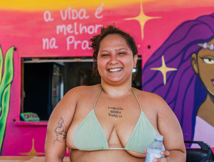 FORTALEZA, CEARÁ, BRASIL, 20-07-2025: Atividades do Festival Bora, na Barraca Foi Sol, na Praia da Leste Oeste, com realização de mutirão de grafite e treino ao ar livre. Na foto, Maria Borges, 28 anos, psicóloga. (Foto: Fernanda Barros/ O Povo)