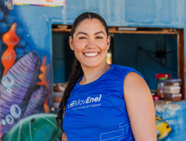 FORTALEZA, CEARÁ, BRASIL, 20-07-2025: Atividades do Festival Bora, na Barraca Foi Sol, na Praia da Leste Oeste, com realização de mutirão de grafite e treino ao ar livre. Na foto, Cauane Guedes, 23 anos, estudante. (Foto: Fernanda Barros/ O Povo)