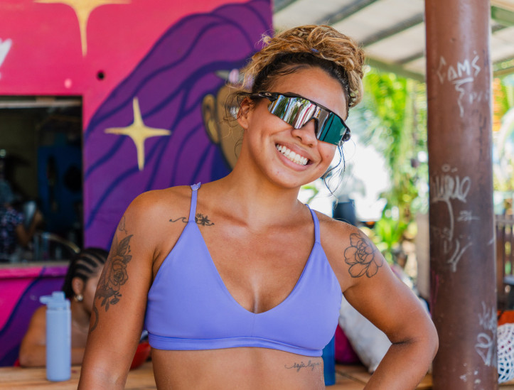 FORTALEZA, CEARÁ, BRASIL, 20-07-2025: Atividades do Festival Bora, na Barraca Foi Sol, na Praia da Leste Oeste, com realização de mutirão de grafite e treino ao ar livre. Na foto, Carol Coelho, 23 anos, estudante de Educação Física.  (Foto: Fernanda Barros/ O Povo)