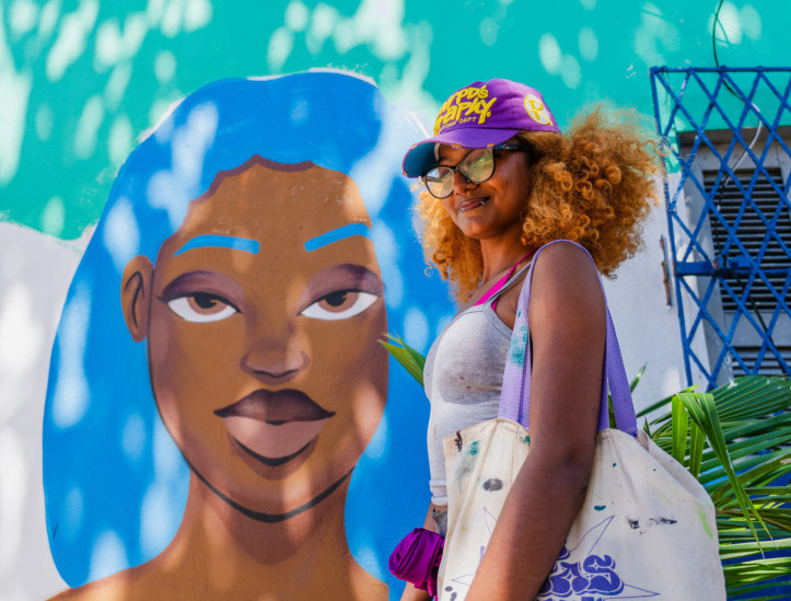 FORTALEZA, CEARÁ, BRASIL, 20-07-2025: Atividades do Festival Bora, na Barraca Foi Sol, na Praia da Leste Oeste, com realização de mutirão de grafite e treino ao ar livre. Na foto, Luna Veloso, 23 anos, artista de grafite. (Foto: Fernanda Barros/ O Povo)