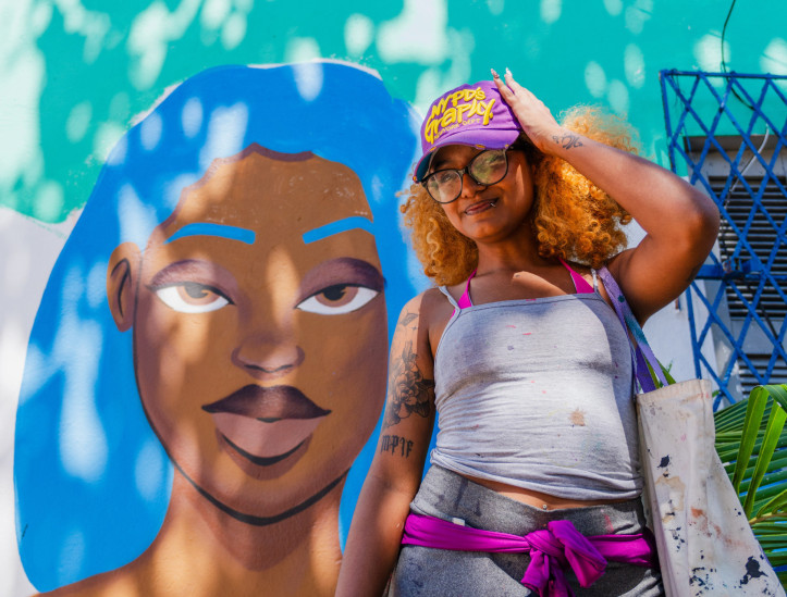 FORTALEZA, CEARÁ, BRASIL, 20-07-2025: Atividades do Festival Bora, na Barraca Foi Sol, na Praia da Leste Oeste, com realização de mutirão de grafite e treino ao ar livre. Na foto, Luna Veloso, 23 anos, artista de grafite. (Foto: Fernanda Barros/ O Povo)