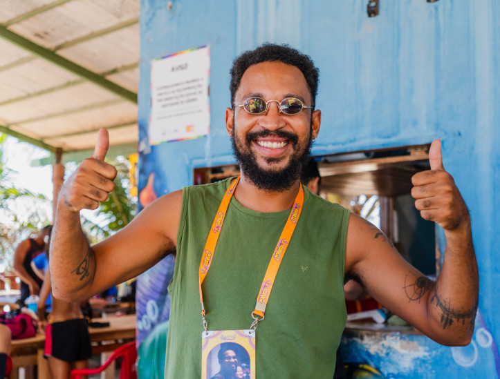 FORTALEZA, CEARÁ, BRASIL, 20-07-2025: Atividades do Festival Bora, na Barraca Foi Sol, na Praia da Leste Oeste, com realização de mutirão de grafite e treino ao ar livre. Na foto, Wilbert Santos, produtor da barraca Foi Sol. (Foto: Fernanda Barros/ O Povo)