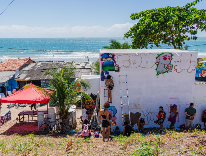 FORTALEZA, CEARÁ, BRASIL, 20-07-2025: Atividades do Festival Bora, na Barraca Foi Sol, na Praia da Leste Oeste, com realização de mutirão de grafite e treino ao ar livre. (Foto: Fernanda Barros/ O Povo)