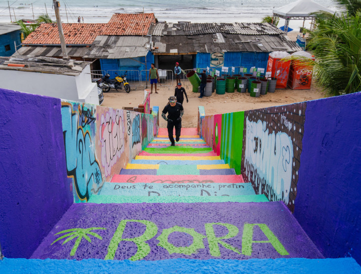 FORTALEZA, CEARÁ, BRASIL, 20-07-2025: Atividades do Festival Bora, na Barraca Foi Sol, na Praia da Leste Oeste, com realização de mutirão de grafite e treino ao ar livre. (Foto: Fernanda Barros/ O Povo)