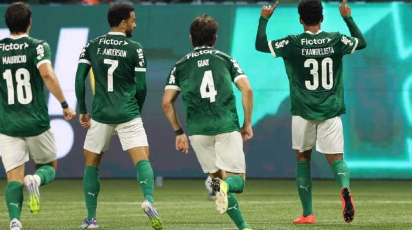 Hulk faz dois golaços de falta, mas não foi o suficiente para evitar o triunfo do Verdão, que encerra jejum na competição