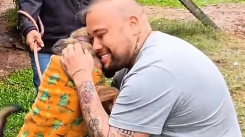 O reencontro do barbeiro e cantor Jorge Hyuri Machado da Silva com o cachorro Tigre foi publicado na Internet