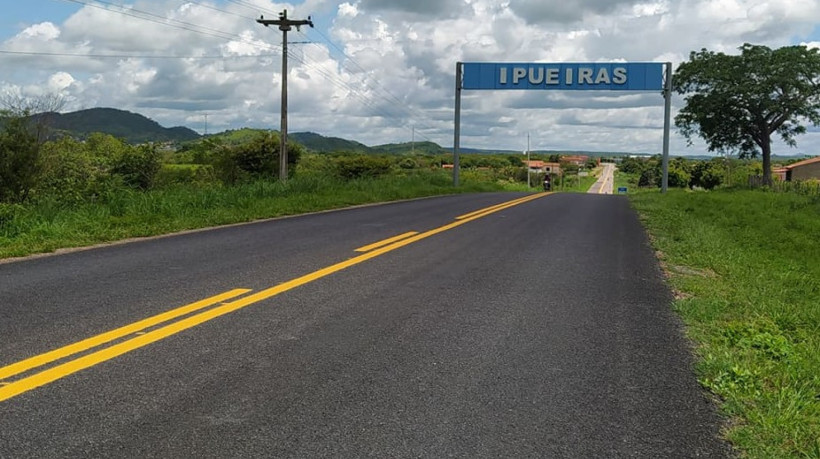 A CE-187 é uma rodovia estadual que liga municípios da região Norte e Sertão de Crateús 