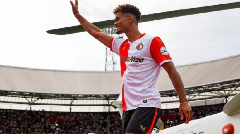 Atacante Gonçalo Ramos, ex-Porto, chega com pompa e circunstância no estádio lotado do clube holandês