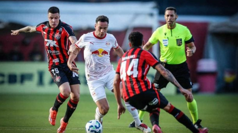 As equipes se enfrentaram pela 15° rodada do Brasileiro no Barradão; O gol do jogo foi de Renato Kayzer 